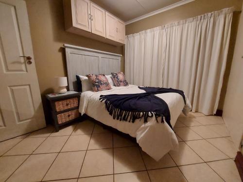 Ένα ή περισσότερα κρεβάτια σε δωμάτιο στο Private Apartment for business and leisure Pretoria East