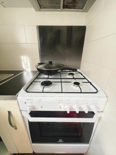 - une cuisinière avec un pot dans l'établissement Pink Warm Studio near Arc de Triomphe, à Paris