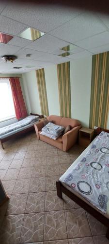 uma sala de estar com duas camas e um sofá em Pokoje Gościnne HEVEN em Płock