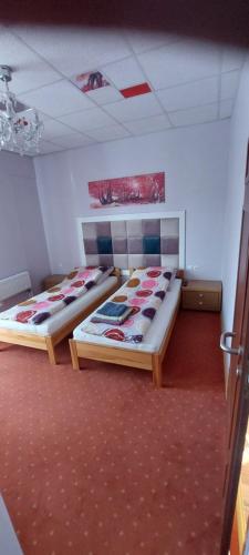 a room with two beds in a room at Pokoje Gościnne HEVEN in Płock