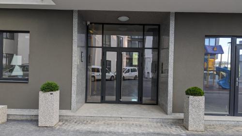 una entrada a un edificio con puertas de cristal en AVENUE APARTMENTS, en Chişinău