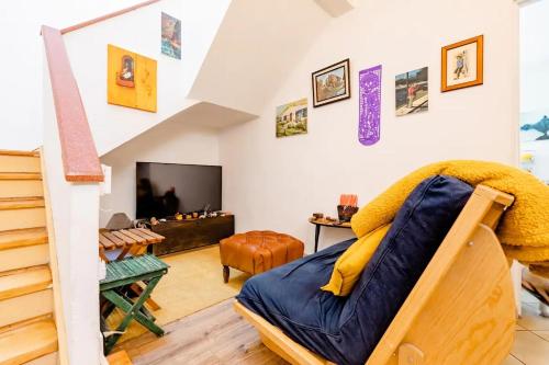 een kamer met een bed en een woonkamer bij Indigo Guest House in Mexico-Stad