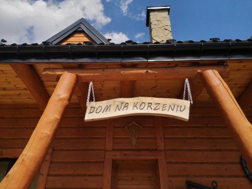 a sign that says dont mo korentin hanging on a cabin at Dom Na Korzeniu 