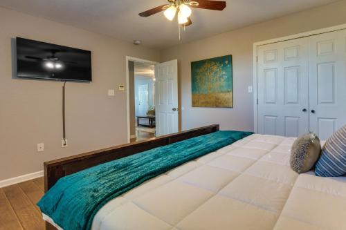 - une chambre avec un grand lit et un ventilateur de plafond dans l'établissement Searcy Vacation Rental with Deck and Water Views!, à Searcy