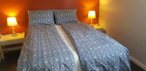 Ce lit se trouve dans un dortoir doté de 2 lampes sur les tables. dans l'établissement Olga, à Gjerdrum