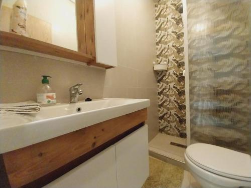 a bathroom with a sink and a toilet and a shower at Cosy appartement proche de l'aéroport mohamed 5 in Deroua