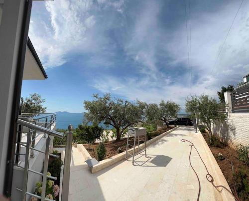 vistas al océano desde el balcón de una casa en Mimo’ s House, en Vlorë