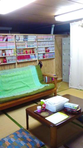 Habitación con cama, mesa y estanterías en Female Only Dormitory 4beds room- Vacation STAY 14308v en Morioka