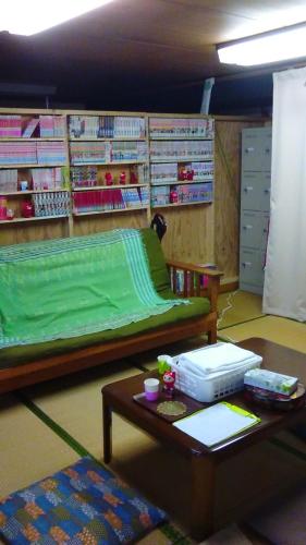 una stanza con un letto e un tavolo in un negozio di Mixed Dormitory 6beds room- Vacation STAY 14724v a Morioka