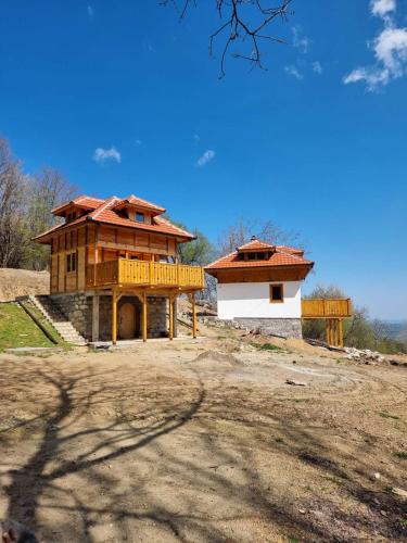 una casa con terraza al lado de un camino de tierra en Zvuk Tisine 1 en Valjevo