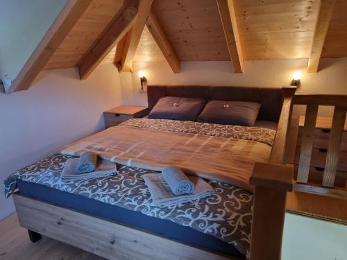 - une chambre avec un grand lit et 2 oreillers dans l'établissement Zvuk Tisine 1, à Valjevo