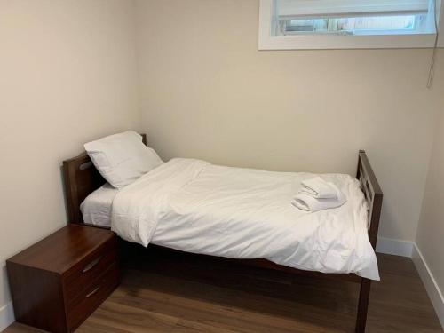 Säng eller sängar i ett rum på Cozy & Convenient 2BR near Kitsilano Beach