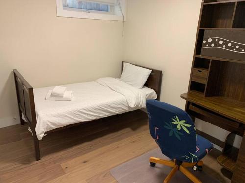 Säng eller sängar i ett rum på Cozy & Convenient 2BR near Kitsilano Beach