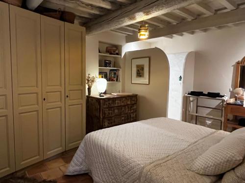 um quarto com uma cama e uma cómoda num quarto em La Maison de Fabienne em Tarascon