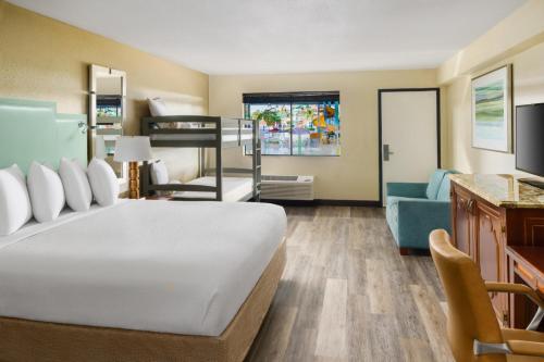 1 dormitorio con 1 cama y sala de estar en Coco Key Hotel & Water Park Resort, en Orlando