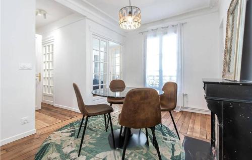 une salle à manger avec une table et des chaises dans l'établissement Lovely Apartment In Paris With Kitchen, à Paris