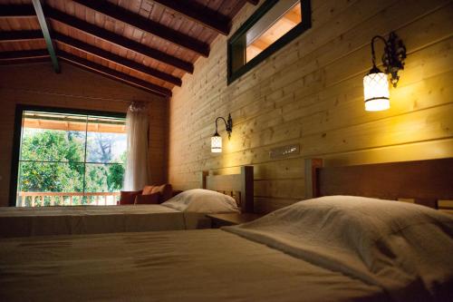1 Schlafzimmer mit 2 Betten und einem Fenster in der Unterkunft Ekinoks Hotel - Adults Only in Cıralı