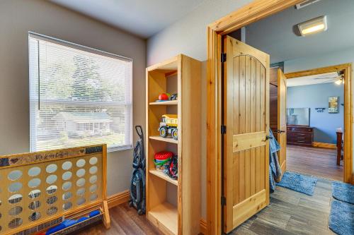 ein Kinderzimmer mit einem Kinderbett und einem Fenster in der Unterkunft Magical Pineville Oasis Gas Grill and Scenic Deck! 