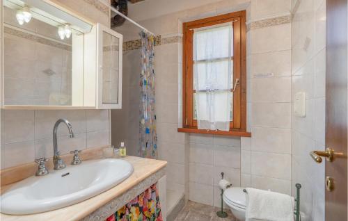 ein Bad mit einem Waschbecken und einem WC in der Unterkunft I Cipressi in Bibbona