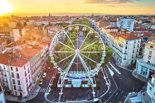a ferris wheel in the middle of a city at Le Berlioz-Studio-Clim-Wifi-Balcon in Béziers