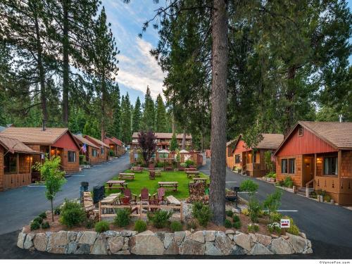 um grupo de alojamentos de turismo selvagem com mesas e cadeiras num parque em Cedar Glen Lodge em Tahoe Vista