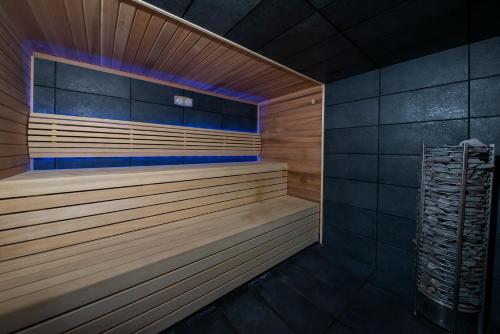 a sauna with a wooden tub in a room at Hotel Unitral SPA w Mielnie in Mielno