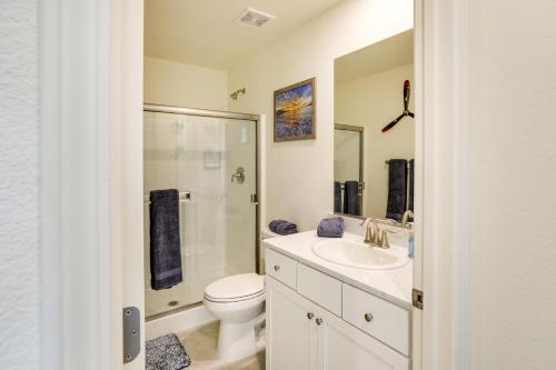 Un baño de 12 Mi to Reno Hot Tub Haven in Sparks!