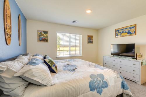 um quarto com uma cama grande e uma televisão em Newly Built Sparks Home with Hot Tub 12 Mi to Reno! em Sparks