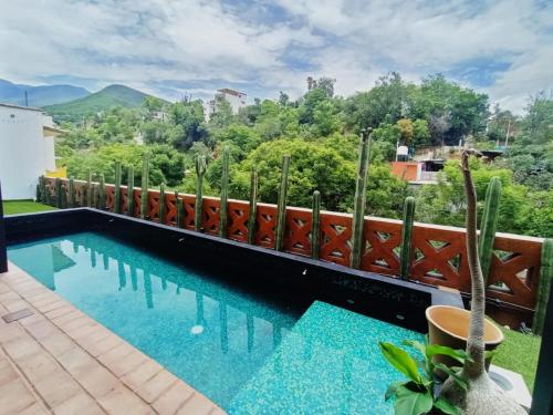 una piscina con vistas a las montañas en Casa Chicharras Oaxaca, en Oaxaca City