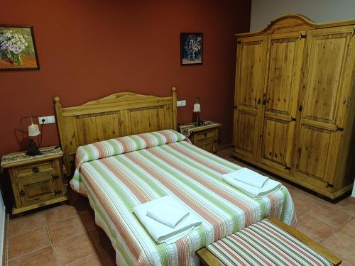 a bedroom with two beds with towels on them at CASA RURAL CURTIDORES in El Batán