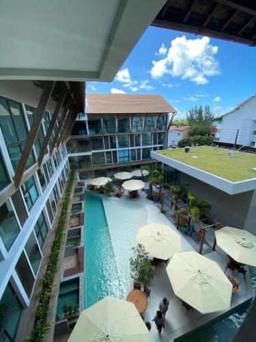 an overhead view of a hotel with a swimming pool with umbrellas at Sunny Hall Porto de Galinhas PE - Flat Piscina Privativa in Porto De Galinhas