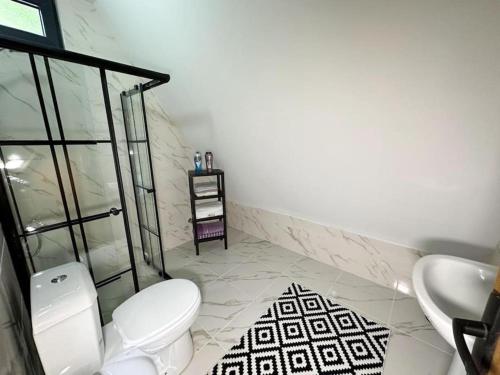 a bathroom with a toilet and a sink at BULUT BUNGALOW in Akcaabat