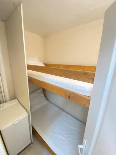 Cette petite chambre comprend 2 lits superposés et un réfrigérateur. dans l'établissement Bandol plage, resto et port à 1min, à Bandol