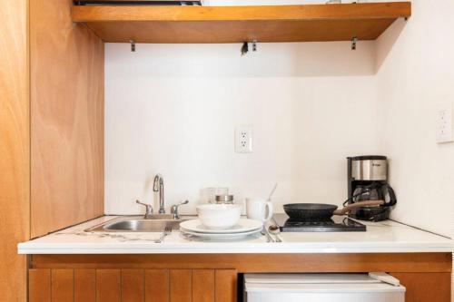 eine Küchentheke mit einer Spüle und einer Kaffeemaschine in der Unterkunft 2ndhome in Celaya