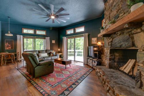 Posezení v ubytování Pet-Friendly Cabin - 1 Mi From Fontana Lake!