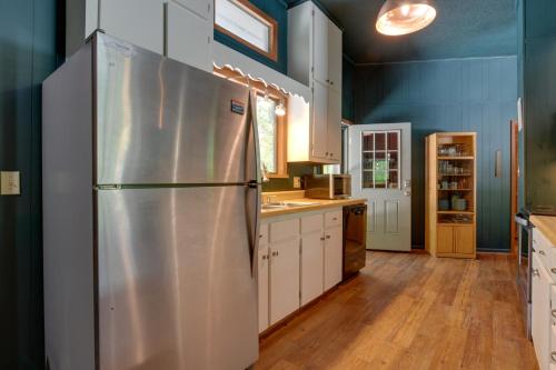 Kuchyň nebo kuchyňský kout v ubytování Pet-Friendly Cabin - 1 Mi From Fontana Lake!