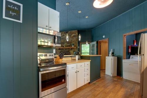 Kuchyň nebo kuchyňský kout v ubytování Pet-Friendly Cabin - 1 Mi From Fontana Lake!