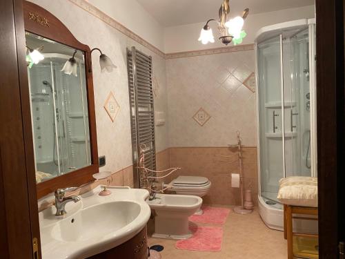 uma casa de banho com um lavatório, um WC e um espelho. em B&B Michela em Baronissi