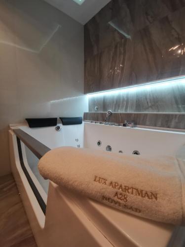 Lux A28 في نوفي ساد: غرفة حمام مع حوض ومغسلة
