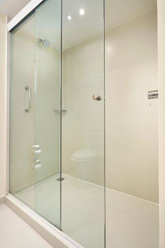 a glass shower door in a bathroom at One Saltillo Aeropuerto in Saltillo
