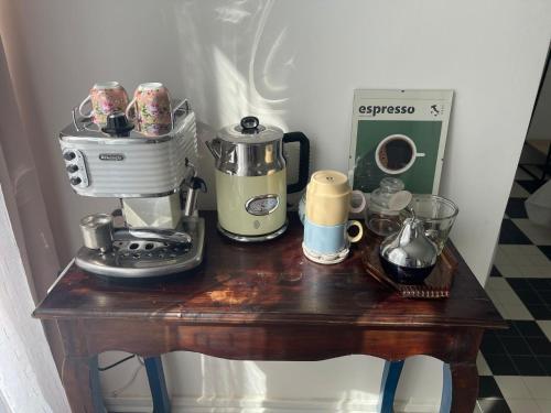 un tavolo con macchinetta del caffè e frullatore. di Venez Vernou 