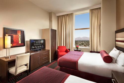 Enticing Stay at Strat Casino STRIP Las Vegas في لاس فيغاس: غرفة فندقية بسريرين وتلفزيون بشاشة مسطحة
