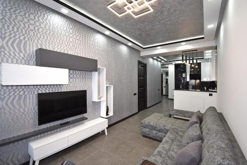 DELUXE Modernly Renovated 2 Bedroom + 2 Bathroom Apt by REPUBLIC SQUARE