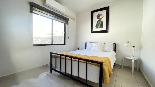 - une chambre avec un lit et une fenêtre dans l'établissement Condominiums Boutique Madera 3, à Ciudad Juárez