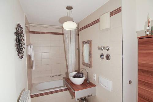 a bathroom with a sink and a bath tub at ☆Luxuriöses Apartment☆ Central MUC Enjoy & relax in Munich