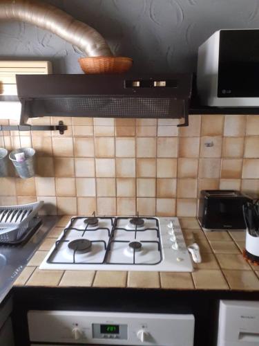 - une cuisine équipée de plaques de cuisson blanches dans l'établissement Petite maison, à Lecci