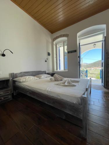 Un dormitorio con una cama grande y una ventana grande. en KROISSOS, en Galissas