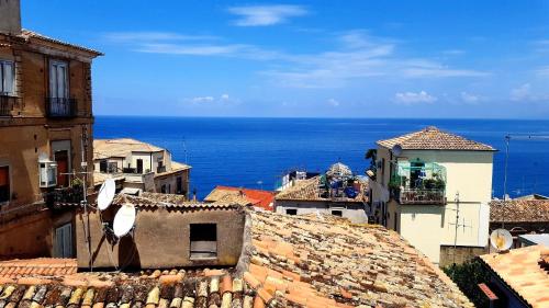 a view of the roofs of buildings and the ocean at Palazzo Zimatore Residenza D'Epoca in Pizzo