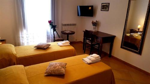 un soggiorno con 2 letti e uno specchio di Palazzo Zimatore Residenza D'Epoca a Pizzo