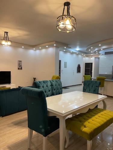 - une salle à manger avec une table et des chaises dans l'établissement Modern Apartment 3 room in Sheikh Zayed N5 الشيخ زايد, à Ville du 6 Octobre